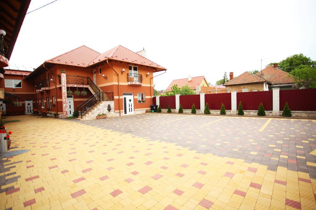 Mirage Hotel Berehove  Ngoại thất bức ảnh